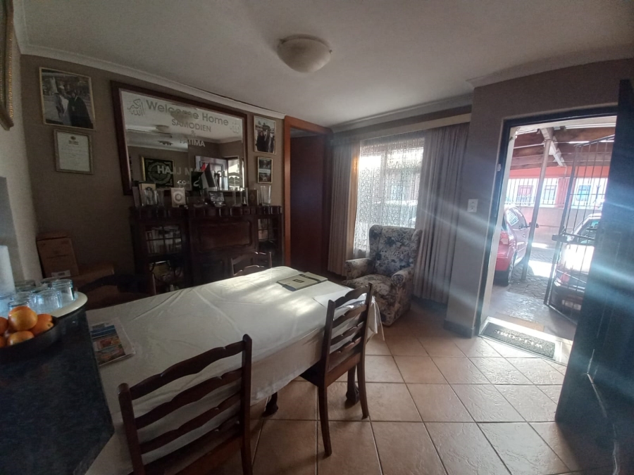 6 Bedroom Property for Sale in Woodlands Western Cape